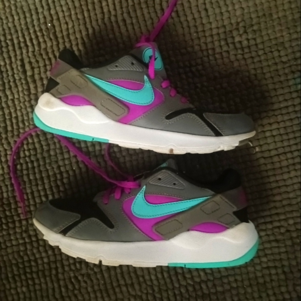 Nike women sneakers size 6y